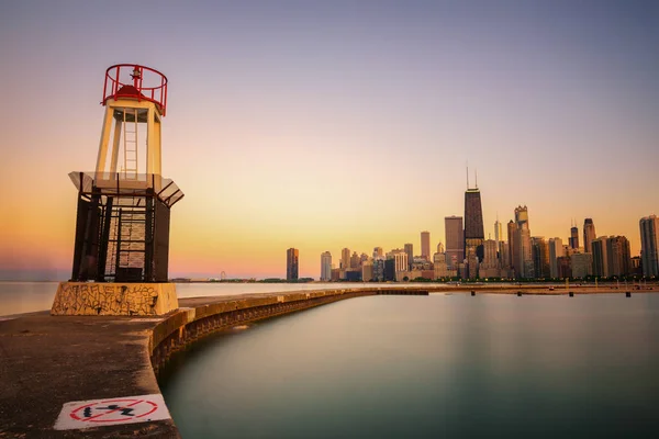 Vista del horizonte de Chicago al atardecer desde North Avenue Beach —  Fotos de Stock