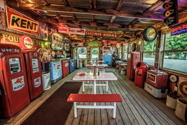 Bobs Gasoline Alley  on historic route 66 in Missouri — Stock Photo, Image