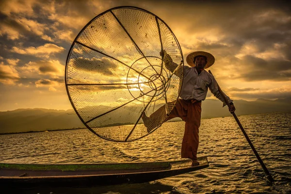 Pescador birmanês em um barco de bambu ao nascer do sol — Fotografia de Stock