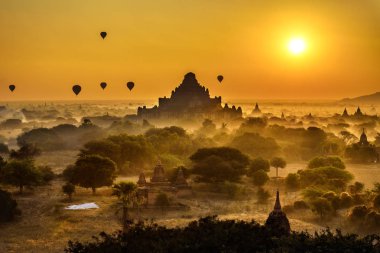 Myanmar 'da Bagan' ın üzerinde sahne gün doğumu