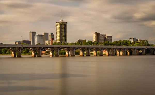 Tulsa Skyline e Rio Arkansas — Fotografia de Stock