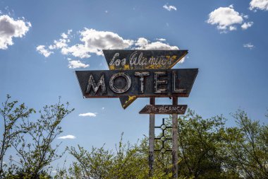 Eski Los Alamitos Motel tarihi Route 66 yakınındaki Vintage işareti