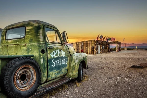 Ναυάγιο αυτοκίνητο και ανακατασκευή δροσερές πηγές σταθμός στην έρημο Mojave — Φωτογραφία Αρχείου