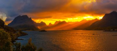 Lofoten Adaları Dağların üzerinden günbatımı 