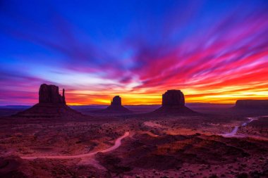Monument Valley, Arizona, ABD üzerinde gündoğumu