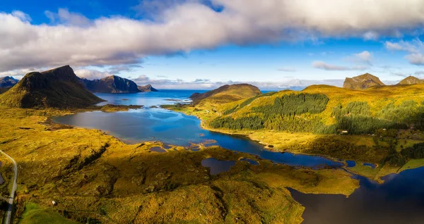 Luchtfoto van een schilderachtige kust op eilanden van de Lofoten in Noorwegen — Stockfoto