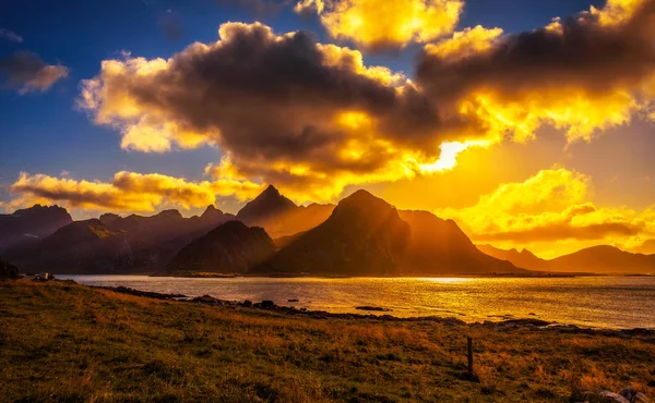 Pôr do sol sobre as montanhas das ilhas Lofoten — Fotografia de Stock