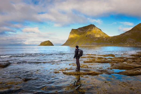 Wandelaar op Haukland strand op de Lofoten eilanden, Noorwegen — Stockfoto