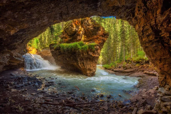 Johnston Creek στον Καναδά φωτογραφήθηκε από μια σπηλιά — Φωτογραφία Αρχείου