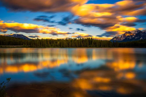 Naplemente Herbert tóra Banff nemzeti parkban, Alberta, Kanada — Stock Fotó