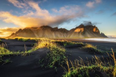 İzlanda'daki Vestrahorn yukarıda günbatımı