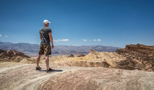 Турист, стоячи в точці Zabriskie Долина смерті Національний парк — стокове фото