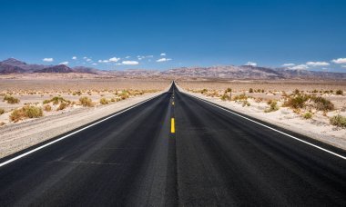 Boş yol Ölüm Vadisi Milli Parkı ile çalışan