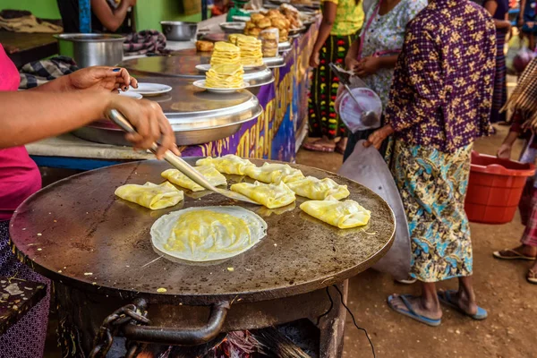 Kucharz przygotowuje uliczni w Myanmar — Zdjęcie stockowe