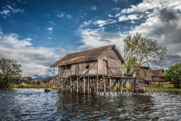 Kazık, Inle Gölü, Myanmar üzerinde ahşap evler — Stok fotoğraf