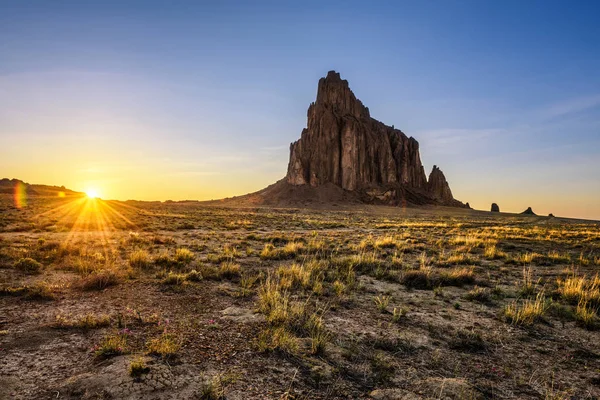 Pôr do sol acima Shiprock em Novo México — Fotografia de Stock