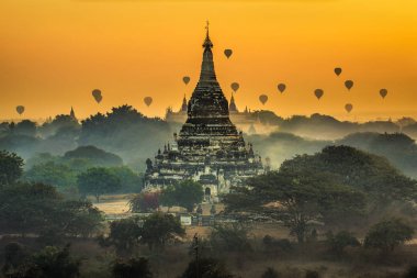 Myanmar 'da Bagan' ın üzerinde sahne gün doğumu