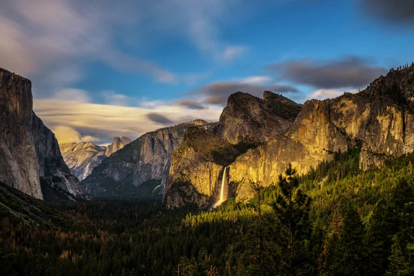 Yosemite Valley e Bridalveil Autunno al tramonto — Foto Stock