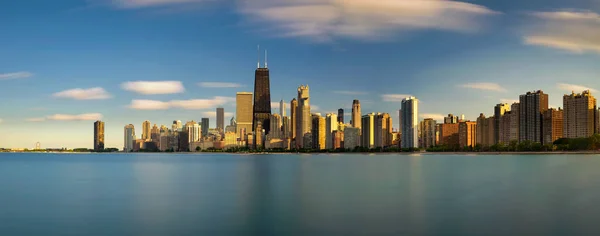 Chicago skyline ao pôr do sol visto de North Avenue Beach — Fotografia de Stock