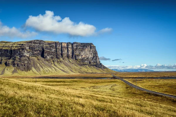 Paisagem panorâmica com a estrada circular na Islândia — Fotografia de Stock