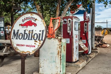 Retro benzin pompaları ve paslı bir Mobiloil tarihi Route 66 ile ilgili oturum 