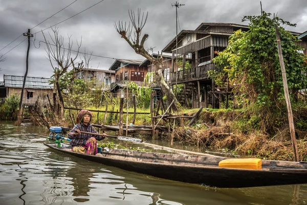 Mujer de la tribu Inthar, Lago Inle, Myanmar — Foto de Stock