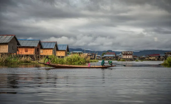 Niños de la tribu Inthar, Lago Inle, Myanmar — Foto de Stock