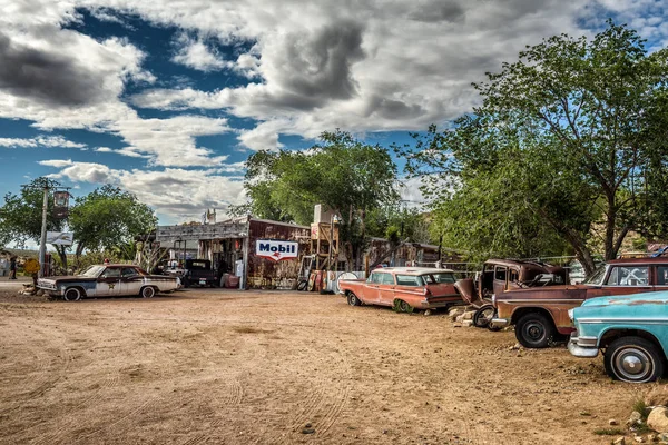 Velhos destroços de carros na histórica Rota 66 em Hackberry, Arizona — Fotografia de Stock