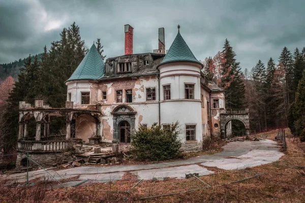 Balneario abandonado cerca del pueblo de Rajecke Teplice —  Fotos de Stock