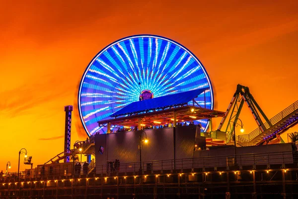 Закат в Santa Monica Pier в Лос-Анджелесе — стоковое фото