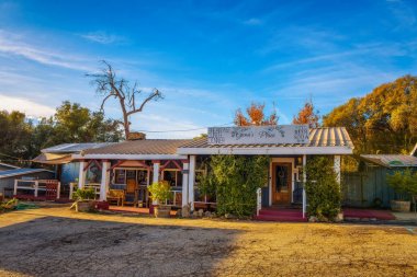 Genas Sierra Inn motel and restaurant near Sequoia National Park clipart