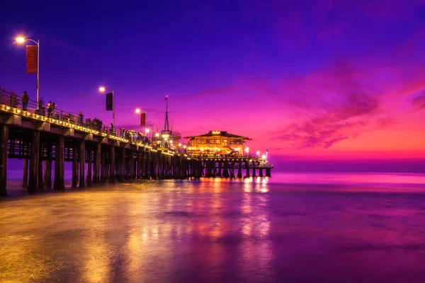 Günbatımı ile Santa Monica Pier Los Angeles birçok turist — Stok fotoğraf
