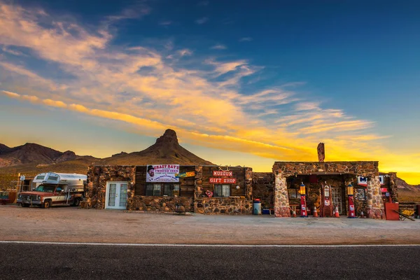 Nascer do sol em um posto de gasolina reconstruído na Rota 66, no Arizona — Fotografia de Stock