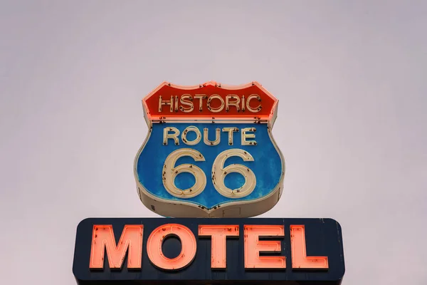 Neon znak motel na historycznym szlaku 66 — Zdjęcie stockowe