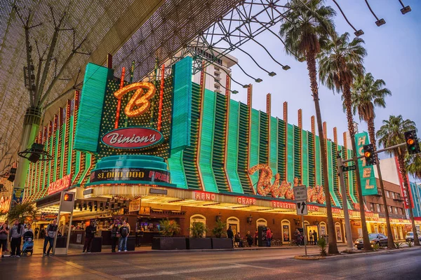 Fremont Street med många neonljus och turister i Las Vegas — Stockfoto