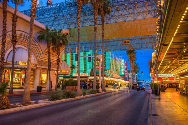 Fremont Street met vele neonlichten en toeristen in Las Vegas — Stockfoto