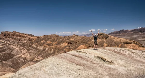 Долина смерті і щасливі турист — стокове фото