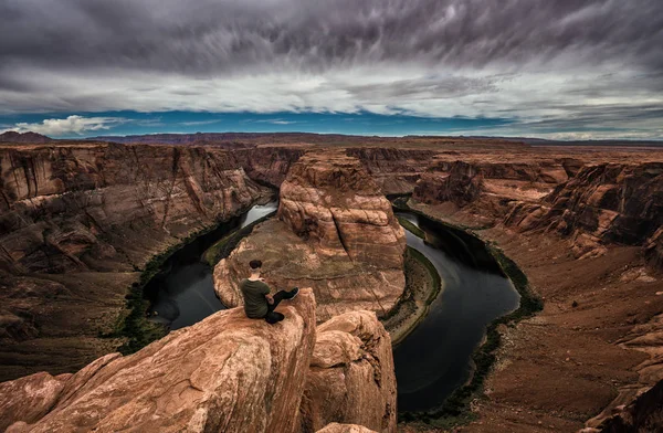 Horseshoe Bend and a hiker at the edge — Stock Photo, Image