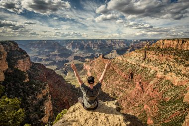 Grand Canyon ve mutlu uzun yürüyüşe çıkan kimse