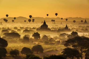Myanmar 'da Bagan' ın üzerinde sahne gün doğumu