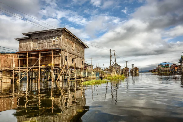 Casas de madeira em pilhas, Inle Lake, Myanmar — Fotografia de Stock