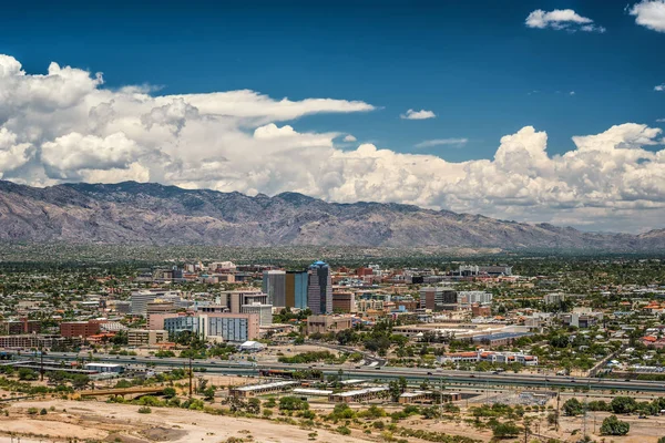 Tucson Skyline från Sentinel Peak — Stockfoto