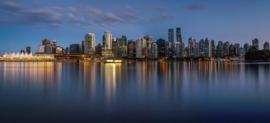 Vancouver şehir merkezindeki Stanley Parkı'ndan gece manzarası