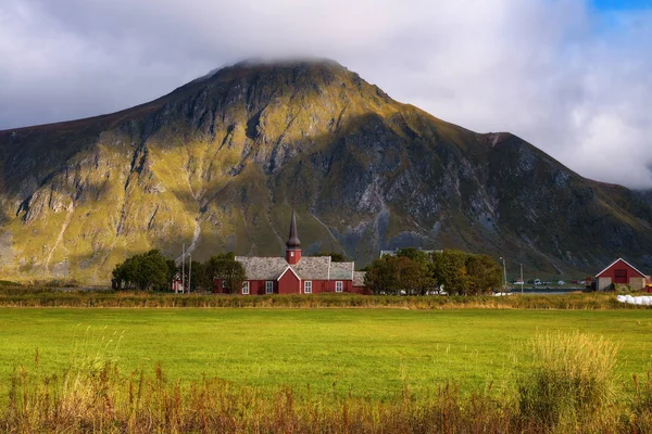 Flakstad Kirke på Lofoten Øer i Norge - Stock-foto