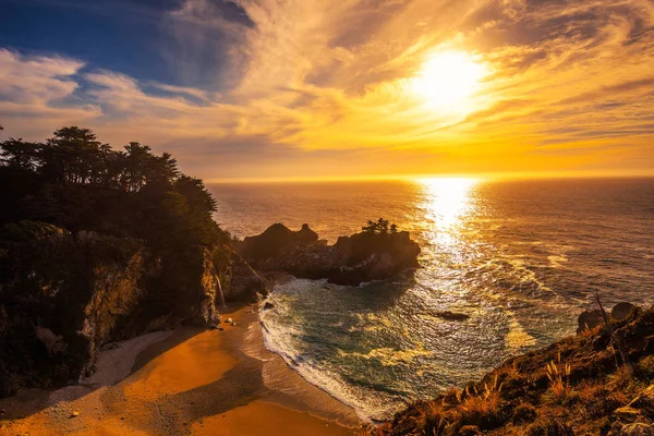 Pôr do sol sobre McWay Falls na Pacific Coast Highway na Califórnia — Fotografia de Stock