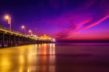 Günbatımı ile Santa Monica Pier Los Angeles birçok turist
