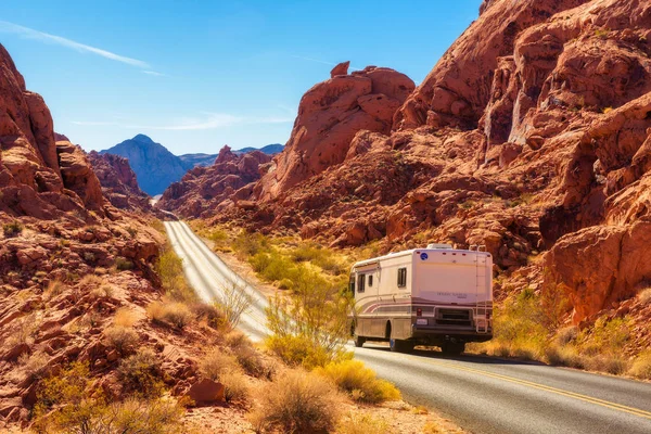 Caravane camping-car voyageant sur la route dans la vallée de feu — Photo