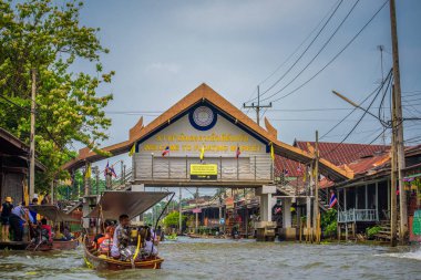 Tayland'da ünlü yüzen pazara giriş kapısı