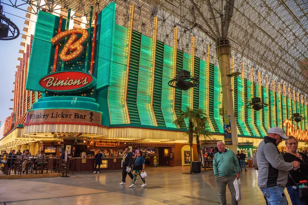 Fremont Street med många neonljus och turister i Las Vegas — Stockfoto