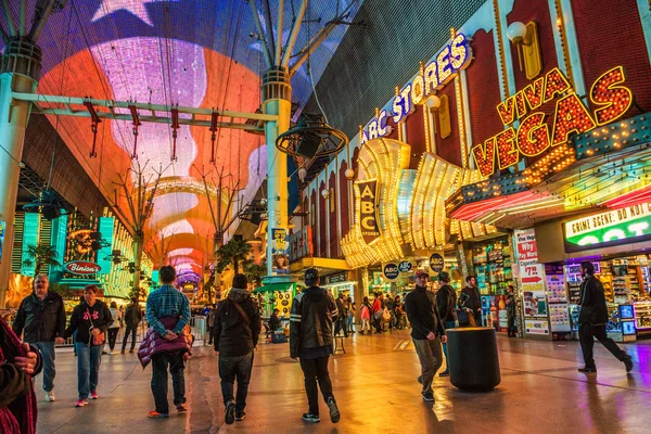 Fremont Street con muchas luces de neón y turistas en Las Vegas —  Fotos de Stock